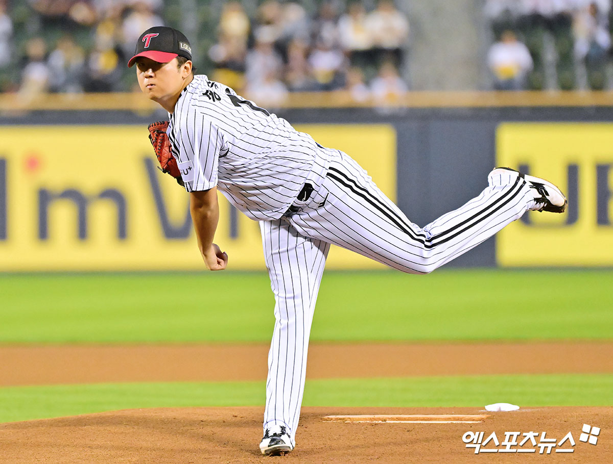 30일 오후 서울 송파구 잠실야구장에서 열린 '2025 신한 SOL Bank KBO리그' 두산 베어스와 LG 트윈스의 경기, 1회초 LG 선발투수 송승기가 공을 힘차게 던지고 있다. 엑스포츠뉴스 잠실, 김한준 기자