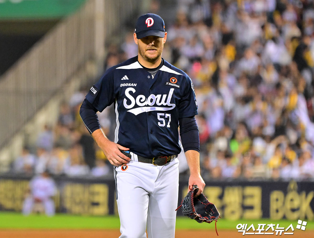 30일 오후 서울 송파구 잠실야구장에서 열린 '2025 신한 SOL Bank KBO리그' 두산 베어스와 LG 트윈스의 경기, 3회말 수비를 마친 두산 콜 어빈이 더그아웃으로 향하고 있다. 엑스포츠뉴스 잠실, 김한준 기자