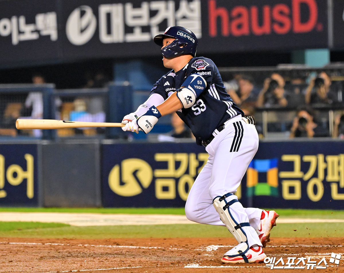 30일 오후 서울 송파구 잠실야구장에서 열린 '2025 신한 SOL Bank KBO리그' 두산 베어스와 LG 트윈스의 경기, 4회초 1사 1루 두산 양석환이 투런 홈런을 날리고 있다. 엑스포츠뉴스 잠실, 김한준 기자