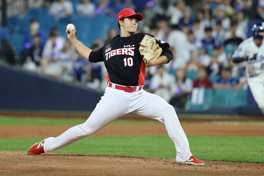 30일 오후 대구삼성라이온즈파크에서 열린 '2025 신한 SOL Bank KBO리그' KIA 타이거즈와 삼성 라이온즈의 경기, KIA 선발 김태형이 공을 힘차게 던지고 있다. KIA 타이거즈