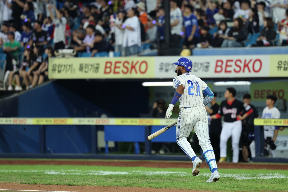 30일 오후 대구삼성라이온즈파크에서 열린 '2025 신한 SOL Bank KBO리그' KIA 타이거즈와 삼성 라이온즈의 경기, 1회말 1사 1, 3루 삼성 르윈 디아즈가 시즌 50호 홈런을 쳤다. 이로써 KBO리그 역대 최초 단일 시즌 50홈런-150타점을 달성했다. 삼성 라이온즈