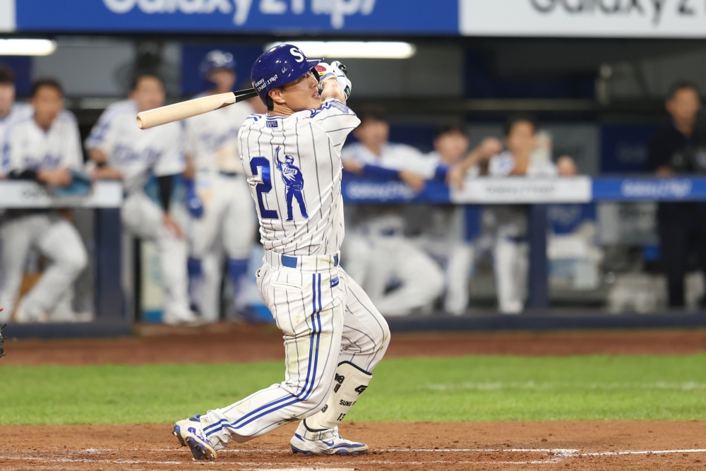 30일 오후 대구삼성라이온즈파크에서 열린 '2025 신한 SOL Bank KBO리그' KIA 타이거즈와 삼성 라이온즈의 경기, 5회말 무사 삼성 이성규가 2루타를 날리고 있다. 삼성 라이온즈