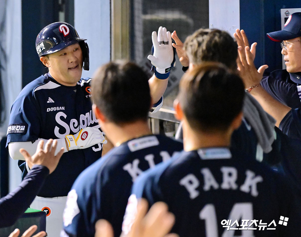 30일 오후 서울 송파구 잠실야구장에서 열린 '2025 신한 SOL Bank KBO리그' 두산 베어스와 LG 트윈스의 경기, 4회초 1사 1루 두산 양석환이 투런 홈런을 날린 후 축하를 받고 있다. 엑스포츠뉴스 잠실, 김한준 기자