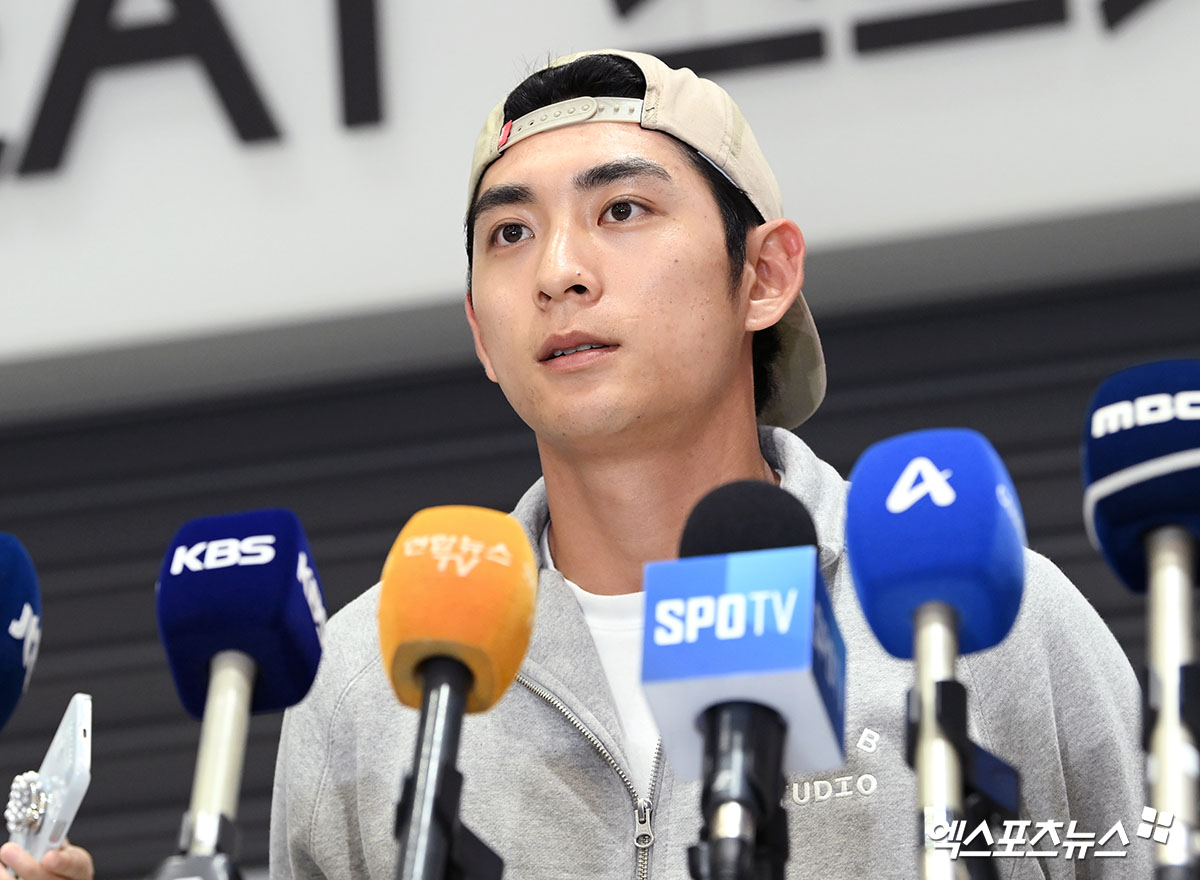 미국 메이저리그 샌프란시스코 자이언츠의 이정후가 2025시즌을 마친 뒤 30일 인천국제공항 제2여객터미널을 통해 귀국했다. 사진 고아라 기자