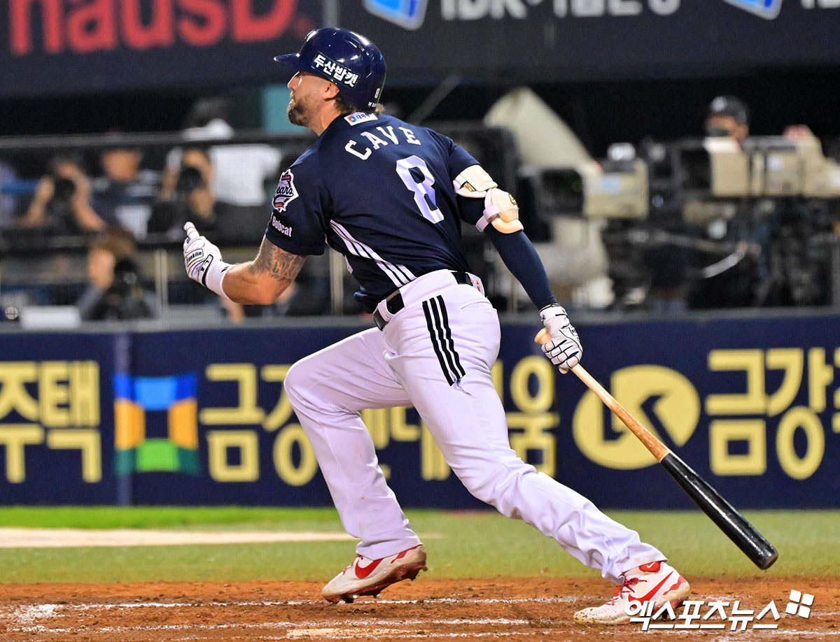 30일 오후 서울 송파구 잠실야구장에서 열린 '2025 신한 SOL Bank KBO리그' 두산 베어스와 LG 트윈스의 경기, 9회초 1사 1,2루 두산 케이브가 2타점 2루타를 날리고 있다. 엑스포츠뉴스 잠실, 김한준 기자