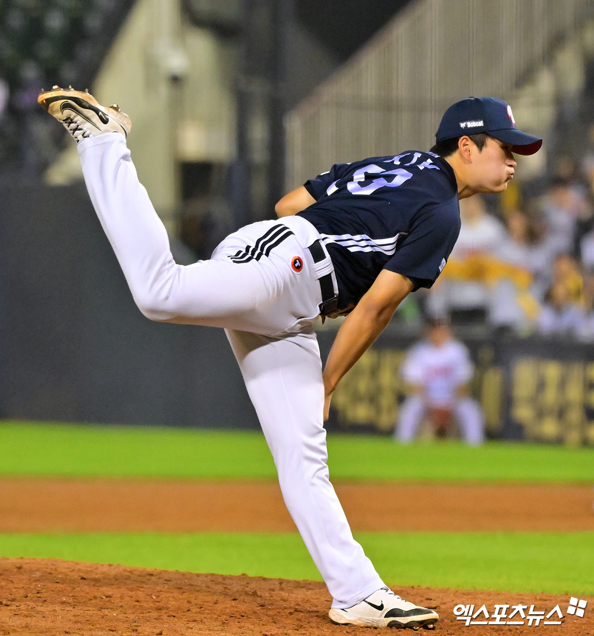 30일 오후 서울 송파구 잠실야구장에서 열린 '2025 신한 SOL Bank KBO리그' 두산 베어스와 LG 트윈스의 경기, 9회말 두산 김택연이 공을 힘차게 던지고 있다. 엑스포츠뉴스 잠실, 김한준 기자