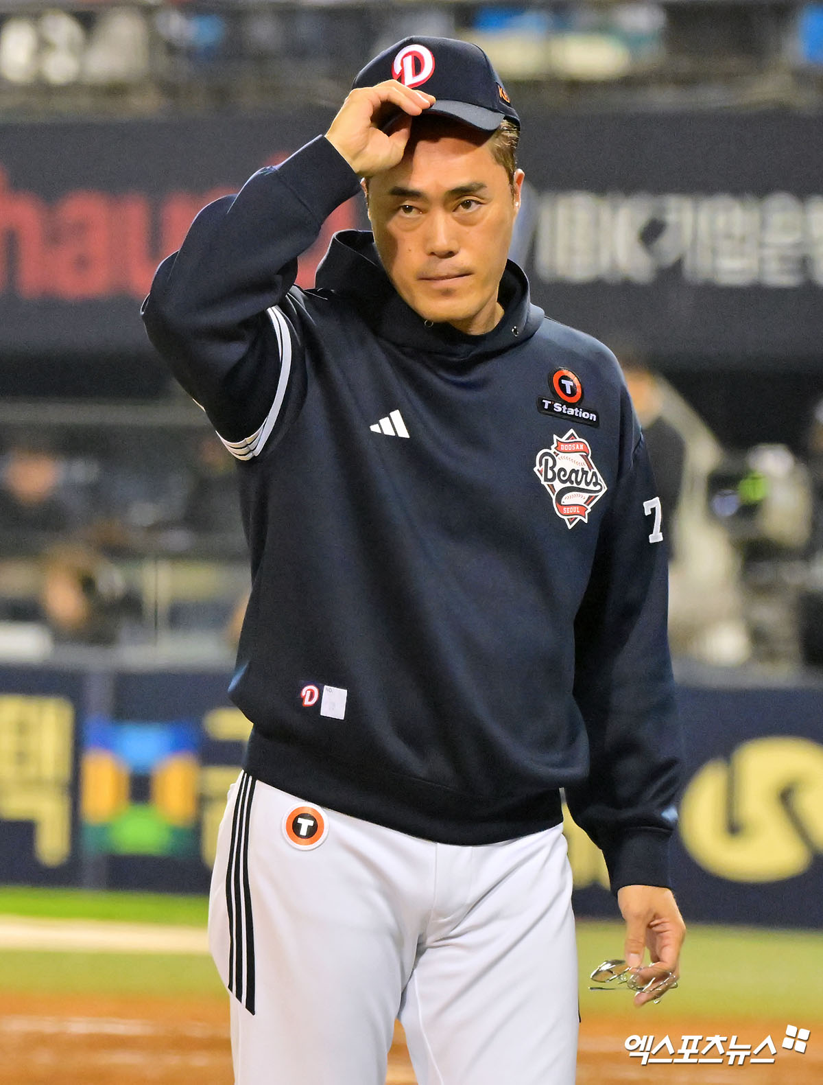 30일 오후 서울 송파구 잠실야구장에서 열린 '2025 신한 SOL Bank KBO리그' 두산 베어스와 LG 트윈스의 경기, 두산이 LG에 6:0으로 승리했다.  이날 경기에서 승리한 두산 조성환 감독대행이 팬들에게 인사를 하고 있다. 엑스포츠뉴스 잠실, 김한준 기자