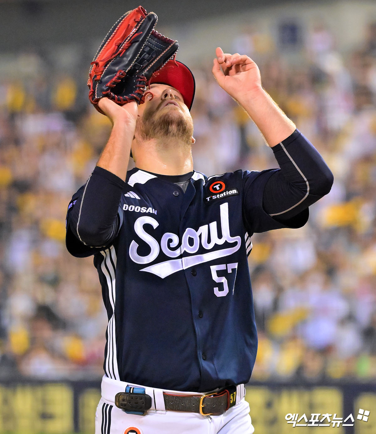 30일 오후 서울 송파구 잠실야구장에서 열린 '2025 신한 SOL Bank KBO리그' 두산 베어스와 LG 트윈스의 경기, 6회말 1사 1,2루 두산 콜 어빈이 마운드를 내려오고 있다. 엑스포츠뉴스 잠실, 김한준 기자