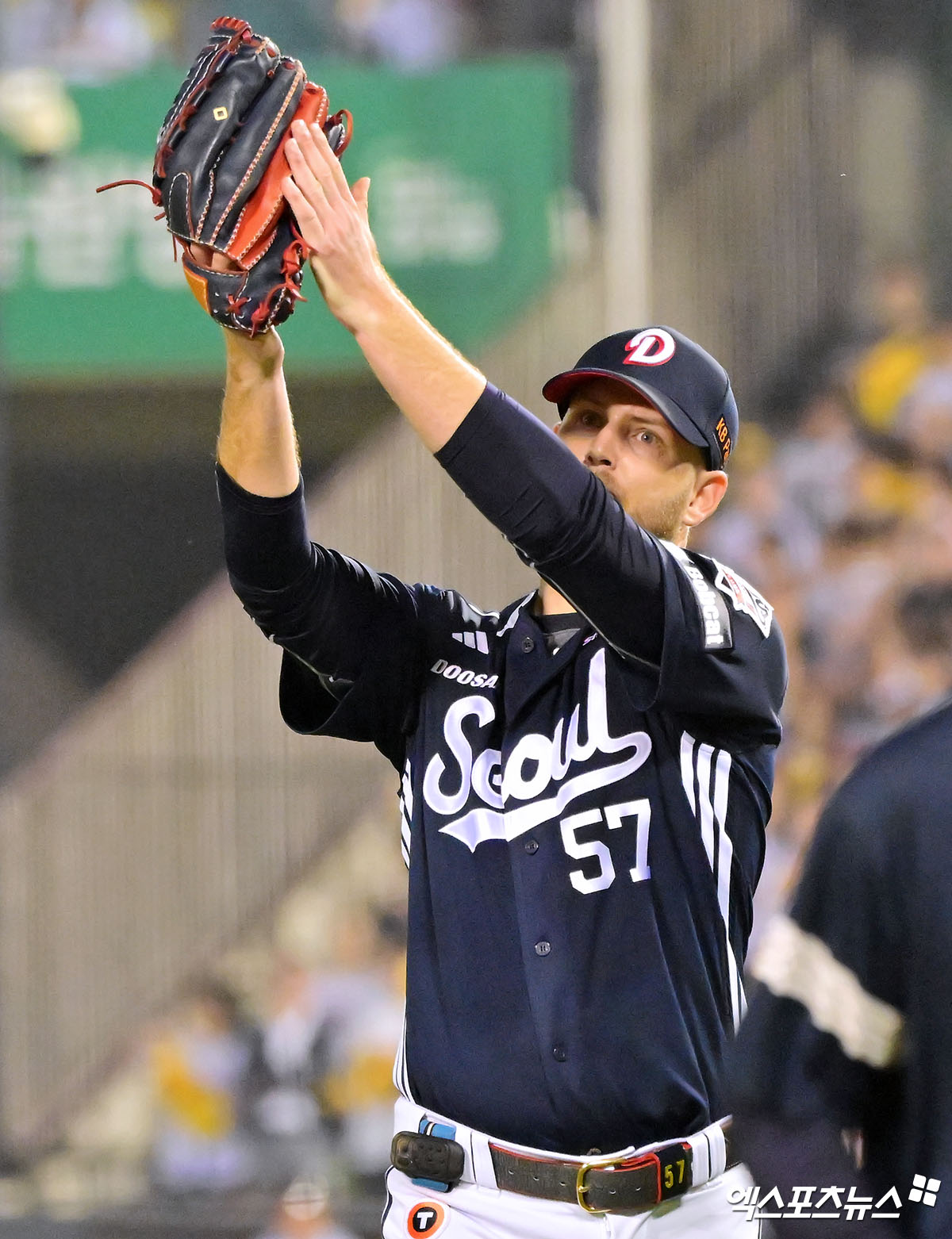 30일 오후 서울 송파구 잠실야구장에서 열린 '2025 신한 SOL Bank KBO리그' 두산 베어스와 LG 트윈스의 경기, 6회말 1사 1,2루 두산 콜 어빈이 마운드를 내려오고 있다. 엑스포츠뉴스 잠실, 김한준 기자