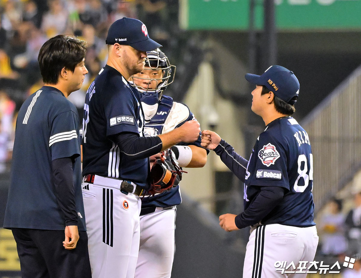 30일 오후 서울 송파구 잠실야구장에서 열린 '2025 신한 SOL Bank KBO리그' 두산 베어스와 LG 트윈스의 경기, 6회말 1사 1,2루 두산 콜 어빈이 마운드를 내려오고 있다. 엑스포츠뉴스 잠실, 김한준 기자