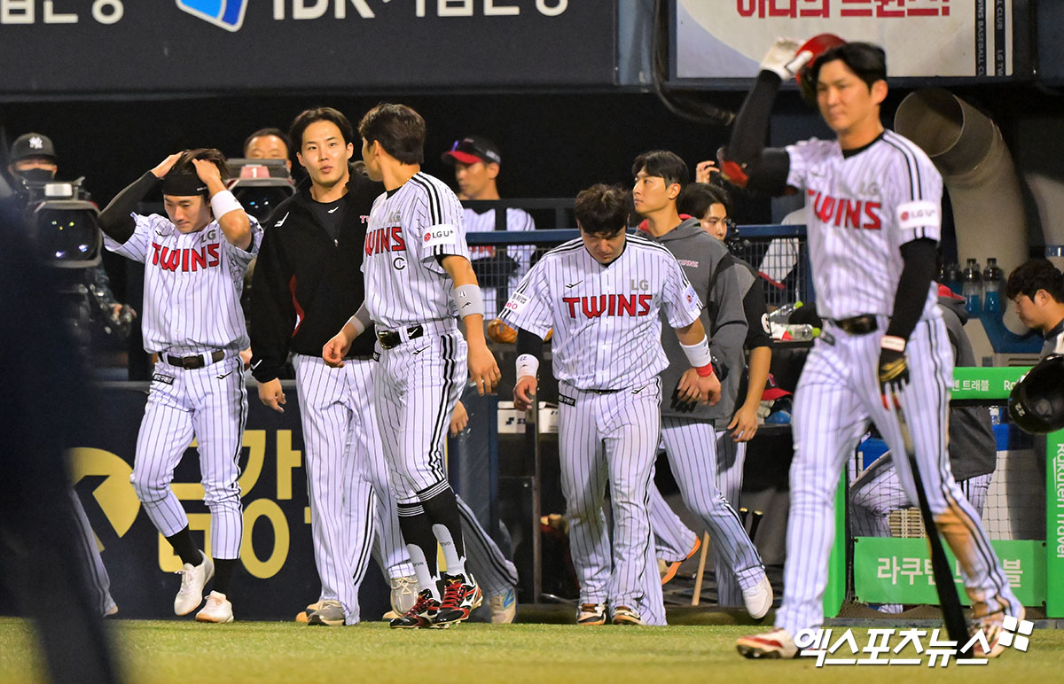 30일 오후 서울 송파구 잠실야구장에서 열린 '2025 신한 SOL Bank KBO리그' 두산 베어스와 LG 트윈스의 경기, 두산이 LG에 6:0으로 승리했다. 경기종료 후 LG 선수단이 그라운드로 나오고 있다. 엑스포츠뉴스 잠실, 김한준 기자