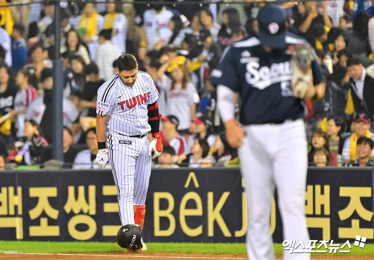 30일 오후 서울 송파구 잠실야구장에서 열린 '2025 신한 SOL Bank KBO리그' 두산 베어스와 LG 트윈스의 경기, 6회말 1사 1,2루 LG 오스틴이 병살타로 아웃된 후 아쉬워하고 있다. 엑스포츠뉴스 잠실, 김한준 기자