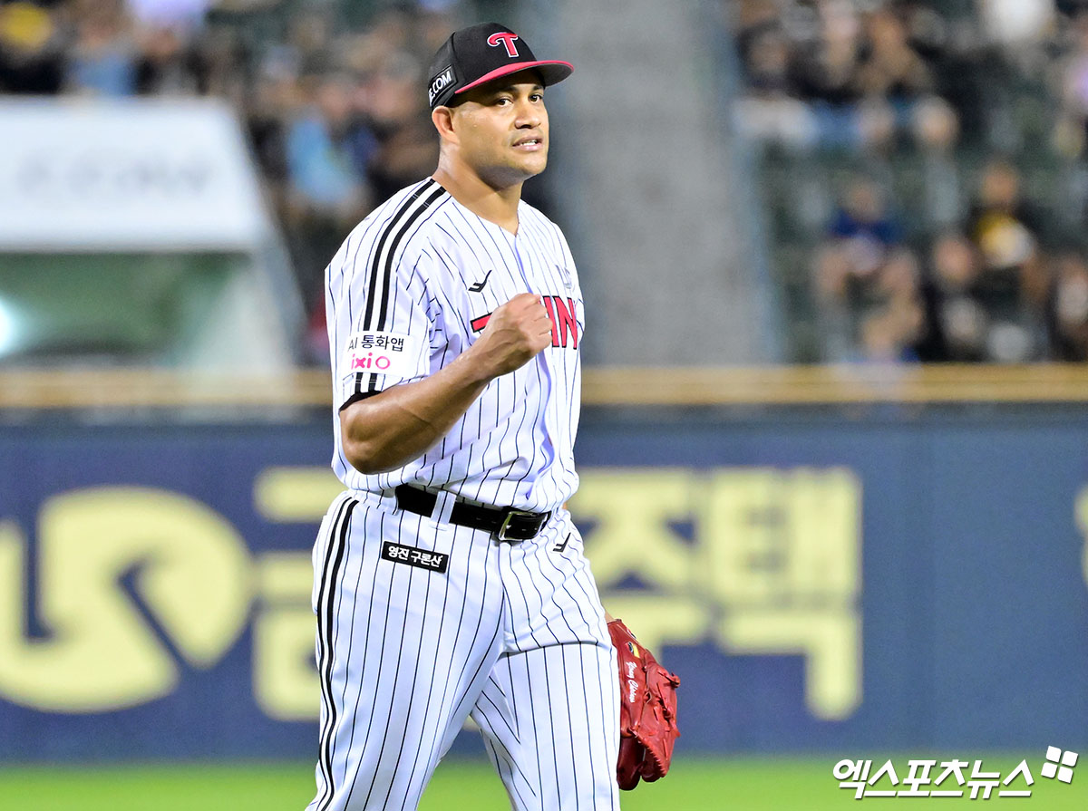 지난 11일 오후 서울 송파구 잠실야구장에서 열린 '2025 신한 SOL Bank KBO리그' KT 위즈와 LG 트윈스의 경기, 3회초 수비를 마친 LG 치리노스가 더그아웃으로 향하고 있다. 엑스포츠뉴스 DB