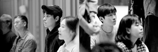 한국의 파이를 맡아 연습을 앞둔 (좌) 박정민, (우) 박강현 배우가 리 토니 연출의 이야기에 집중하고 있다