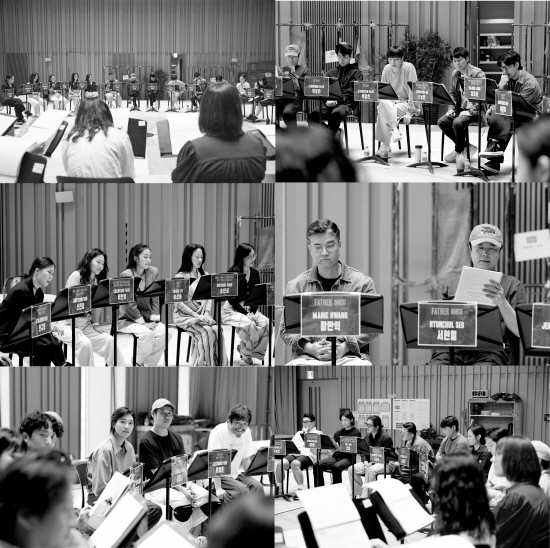 큰 원을 그리며 대본 리딩에 참여하고 있는 <라이프 오브 파이> 한국 초연의 27인의 캐스트. 퍼펫티어의 연기와 함께 생생한 이야기를 펼쳐 나갔다.