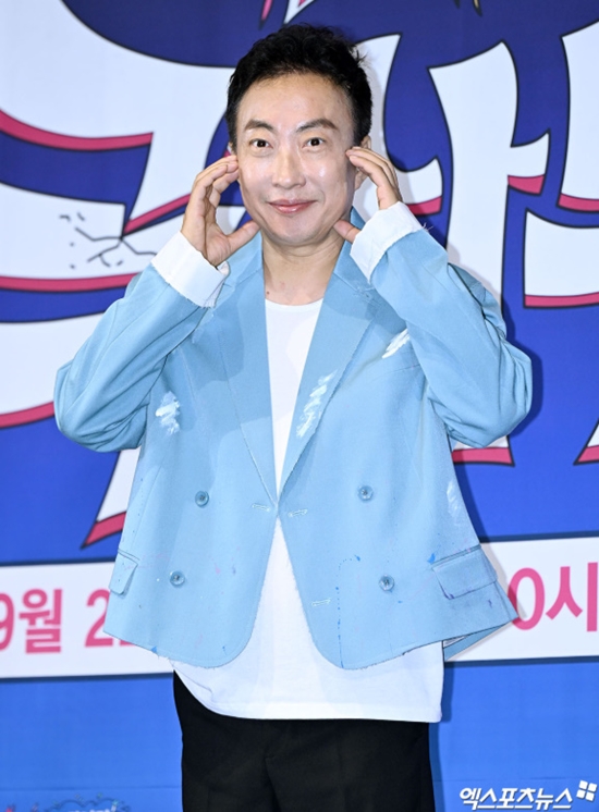 박명수가 볼하트 포즈를 취하고 있다. 사진=엑스포츠뉴스 DB