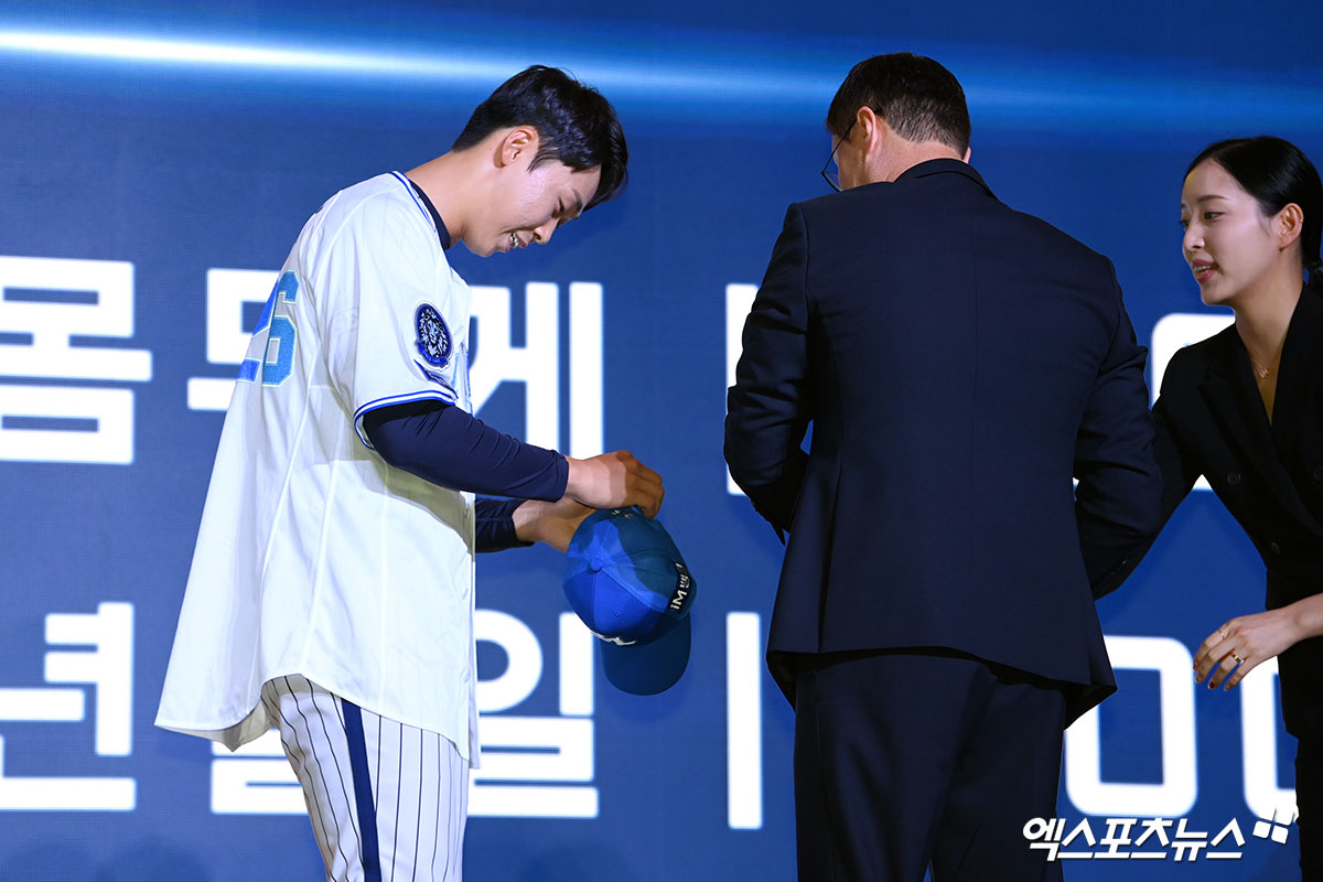 17일 오후 서울 송파구 롯데호텔 월드에서 열린 '2026 KBO 신인 드래프트'에 참석한 삼성 라이온즈에서 이호범(서울고)이 1라운드 9순위로 지명된 뒤 유니폼을 착용하고 있다. 엑스포츠뉴스 DB