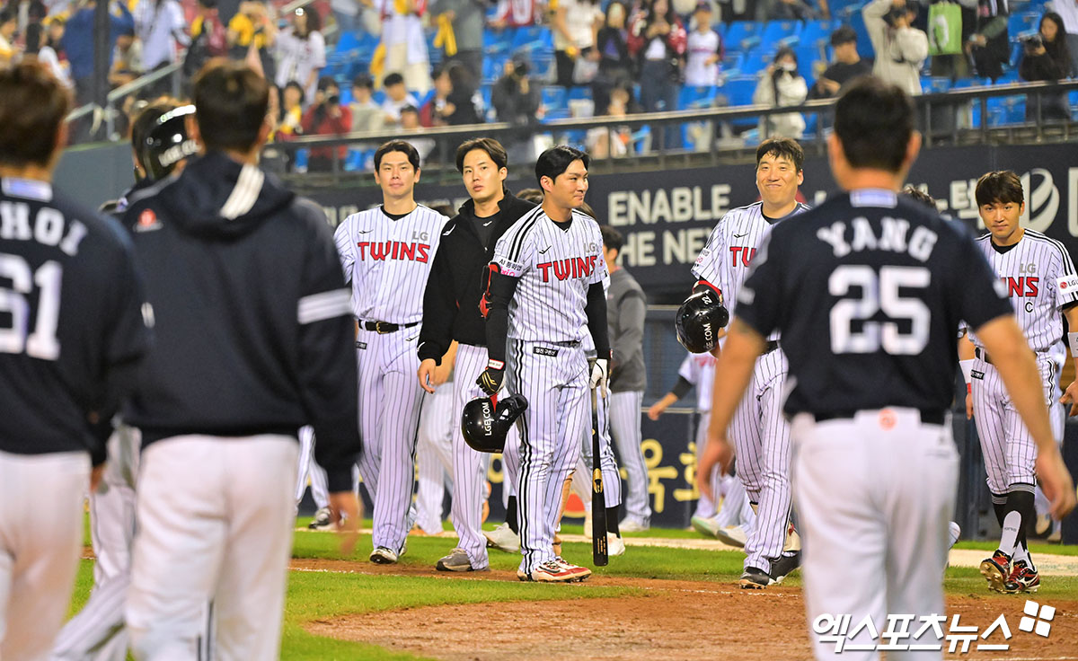 30일 오후 서울 송파구 잠실야구장에서 열린 '2025 신한 SOL Bank KBO리그' 두산 베어스와 LG 트윈스의 경기, 두산이 LG에 6:0으로 승리했다.  경기종료 후 LG 선수단이 두산 선수단에게 인사를 하고 있다. 엑스포츠뉴스 잠실, 김한준 기자