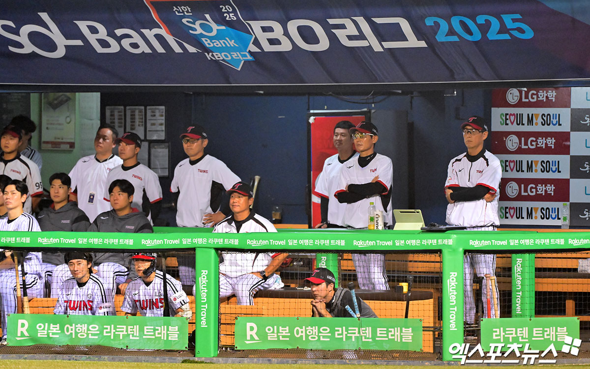 30일 오후 서울 송파구 잠실야구장에서 열린 '2025 신한 SOL Bank KBO리그' 두산 베어스와 LG 트윈스의 경기, 9회말 LG 선수단이 더그아웃에서 경기를 지켜보고 있다. 엑스포츠뉴스 잠실, 김한준 기자