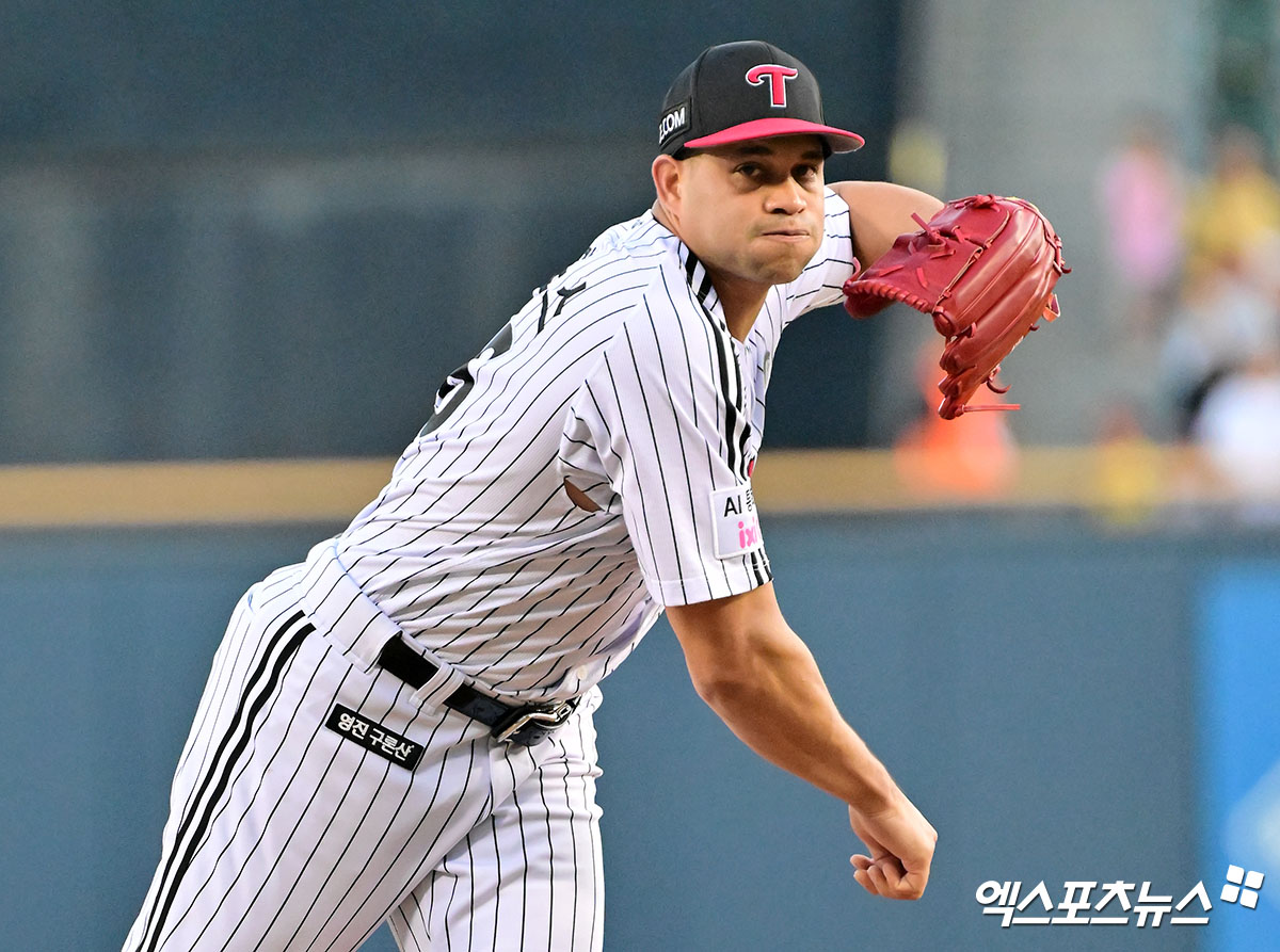 지난달 11일 오후 서울 송파구 잠실야구장에서 열린 '2025 신한 SOL Bank KBO리그' KT 위즈와 LG 트윈스의 경기, 1회초 LG 선발투수 치리노스가 공을 힘차게 던지고 있다. 엑스포츠뉴스 DB