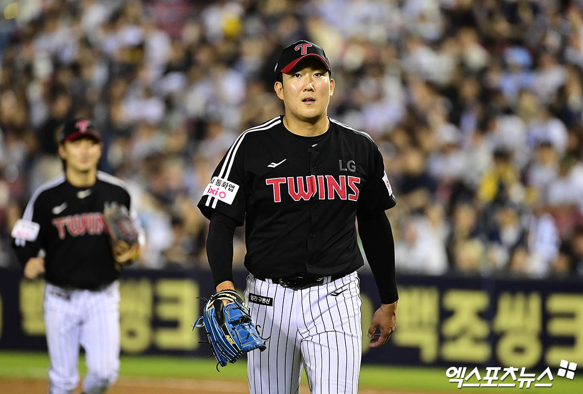 지난달 10일 오후 서울 송파구 잠실야구장에서 열린 '2025 신한 SOL Bank KBO리그' LG 트윈스와 두산 베어스의 경기, 7회말 종료 후 LG 선발투수 손주영이 더그아웃으로 향하고 있다. 엑스포츠뉴스 DB