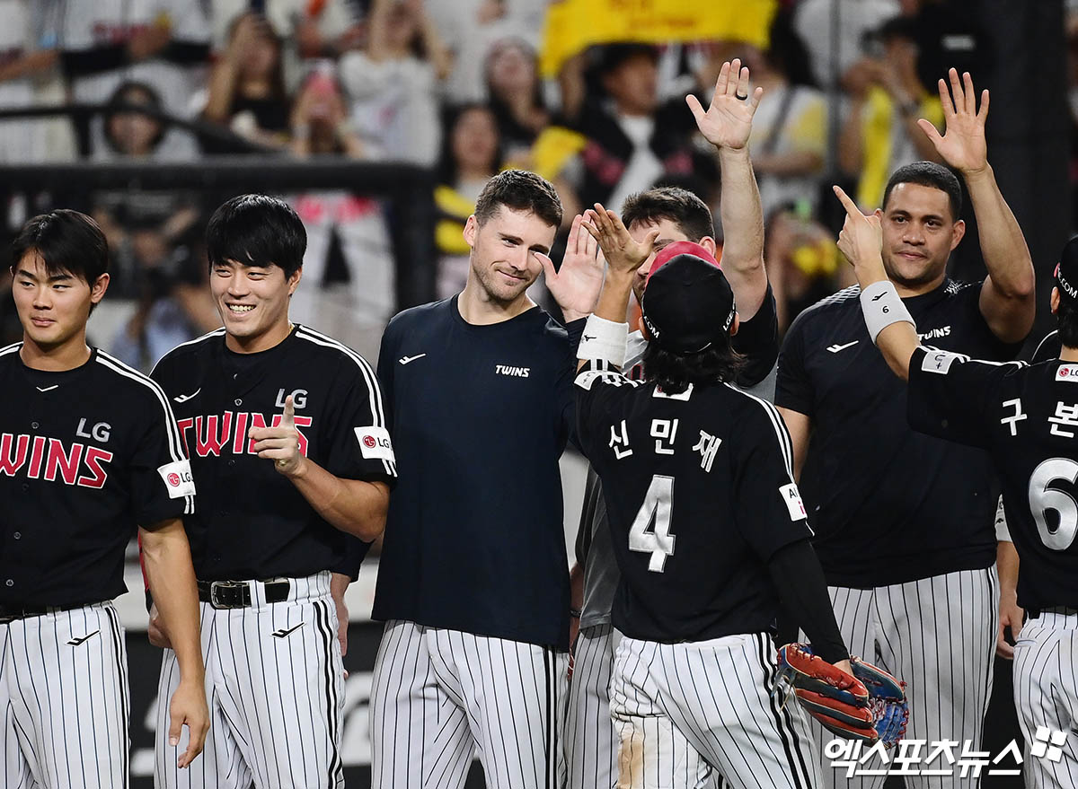 지난달 27일 대전 한화생명볼파크에서 열린 '2025 신한 SOL Bank KBO리그' LG 트윈스와 한화 이글스의 경기, LG가 선발투수 톨허스트의 6이닝 2실점 호투와 타선의 고른 활약에 힘입어 9:2의 스코어로 승리하며 정규시즌 우승 매직넘버를 1로 줄였다.  경기 종료 후 LG 톨허스트가 동료들과 승리의 기쁨을 나누고 있다. 엑스포츠뉴스 DB