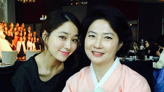 배우 이민정(왼쪽)과 그의 어머니가 다정하게 포즈를 취하고 있다. 사진=이민정 인스타그램