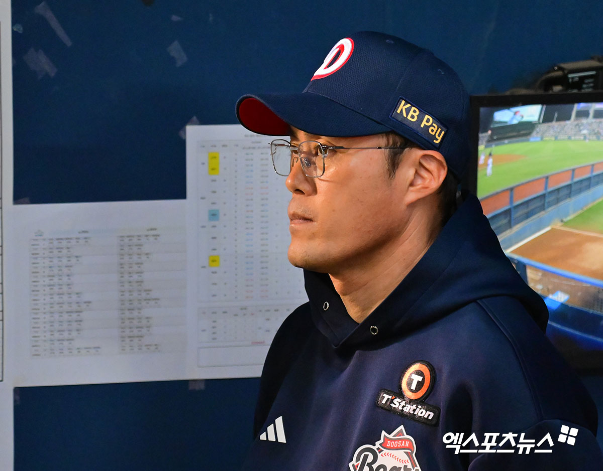 30일 오후 서울 송파구 잠실야구장에서 열린 '2025 신한 SOL Bank KBO리그' 두산 베어스와 LG 트윈스의 경기, 두산 조성환 감독이 경기를 지켜보고 있다. 엑스포츠뉴스 DB