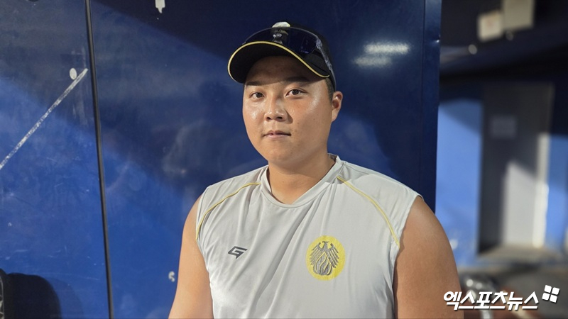 상무 야구단 소속인 한동희가 1일 서울 고척스카이돔에서 열리는 KT 위즈 2군과 2025 퓨처스리그 챔피언 결정전에 앞서 인터뷰를 하고 있다. 사진 엑스포츠뉴스