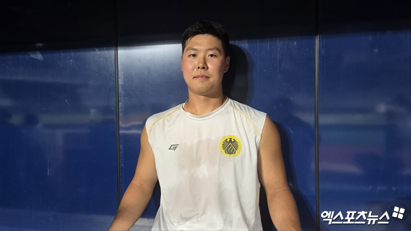 상무 야구단 소속인 전미르가 1일 서울 고척스카이돔에서 열리는 KT 위즈 2군과 2025 퓨처스리그 챔피언 결정전에 앞서 인터뷰를 하고 있다. 사진 엑스포츠뉴스