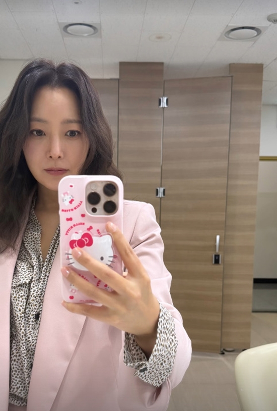 김희선이 셀카를 남기고 있는 모습. 사진=김희선 계정