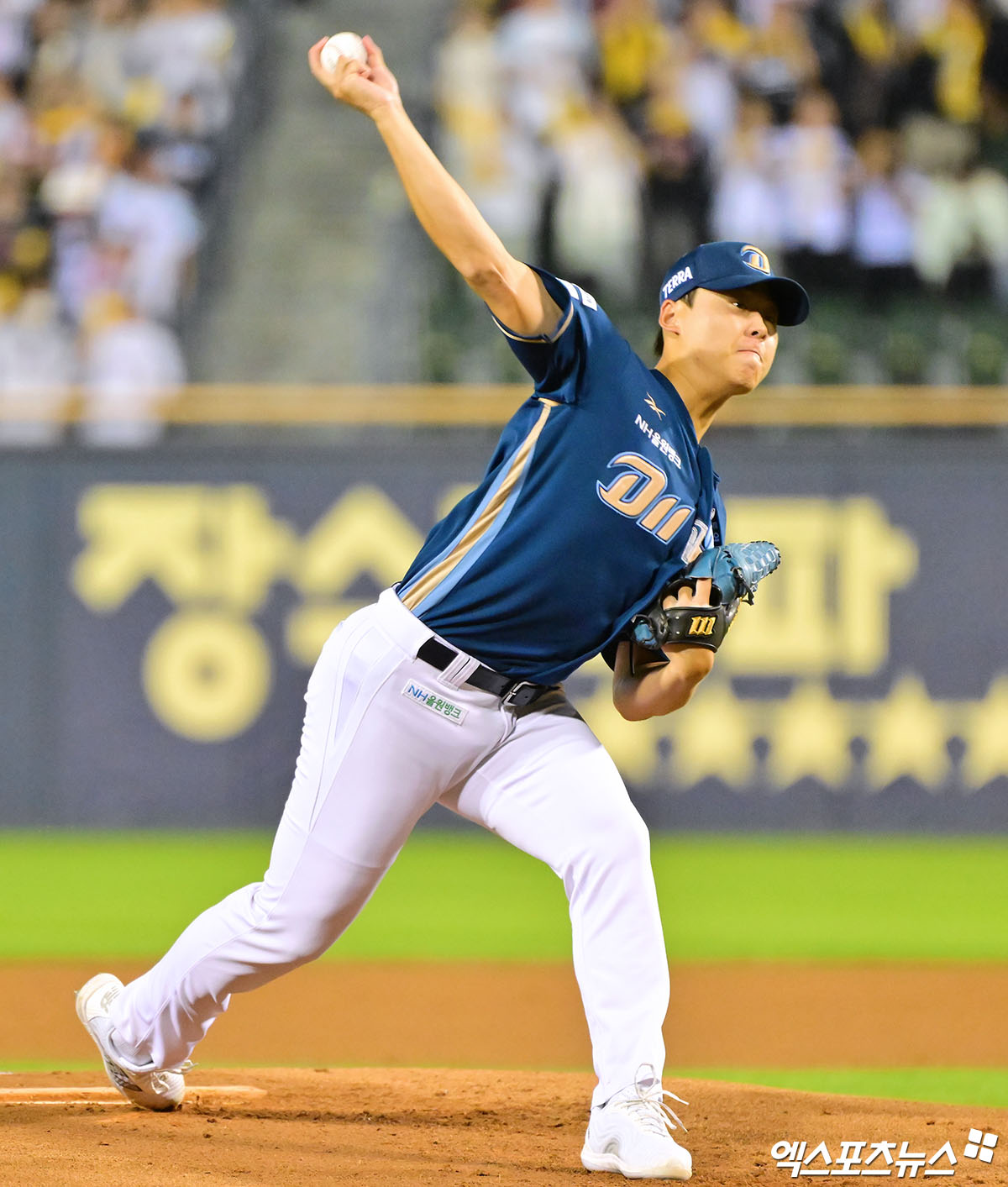 1일 오후 서울 송파구 잠실야구장에서 열린 '2025 신한 SOL Bank KBO리그' NC 다이노스와 LG 트윈스의 경기, 1회말 NC 선발투수 김태경이 공을 힘차게 던지고 있다. 엑스포츠뉴스 잠실, 김한준 기자