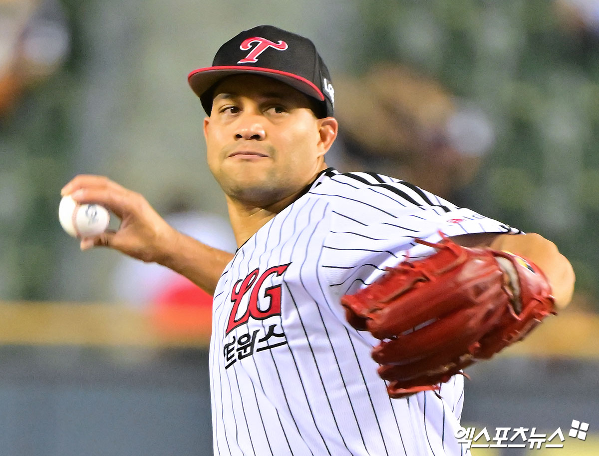 1일 오후 서울 송파구 잠실야구장에서 열린 '2025 신한 SOL Bank KBO리그' NC 다이노스와 LG 트윈스의 경기, 1회초 LG 선발투수 치리노스가 공을 힘차게 던지고 있다. 엑스포츠뉴스 잠실, 김한준 기자