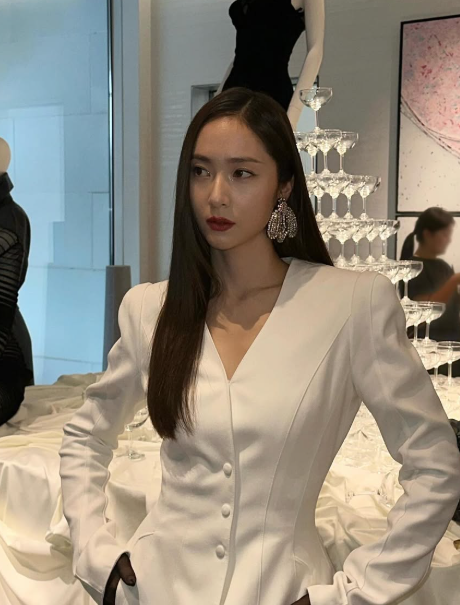 크리스탈이 의류 브랜드 행사장에 참석했다. 사진=크리스탈 SNS