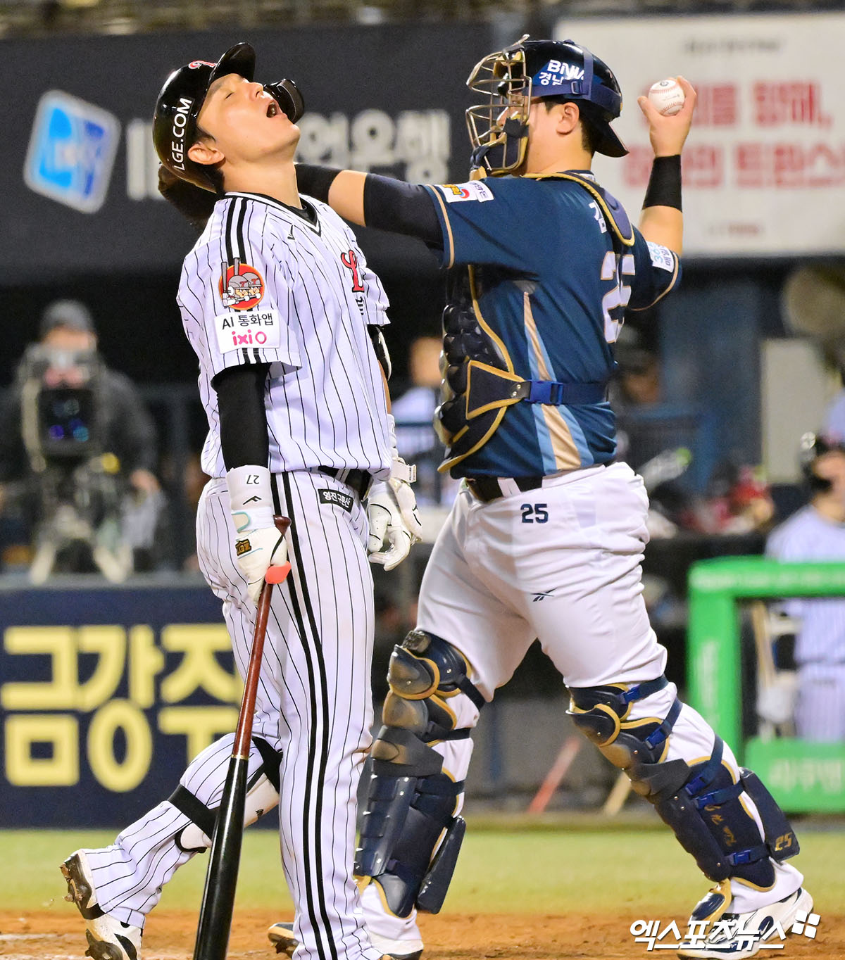 1일 오후 서울 송파구 잠실야구장에서 열린 '2025 신한 SOL Bank KBO리그' NC 다이노스와 LG 트윈스의 경기, 5회말 LG 박동원이 루킹 삼진을 당하고 있다. 엑스포츠뉴스 잠실, 김한준 기자