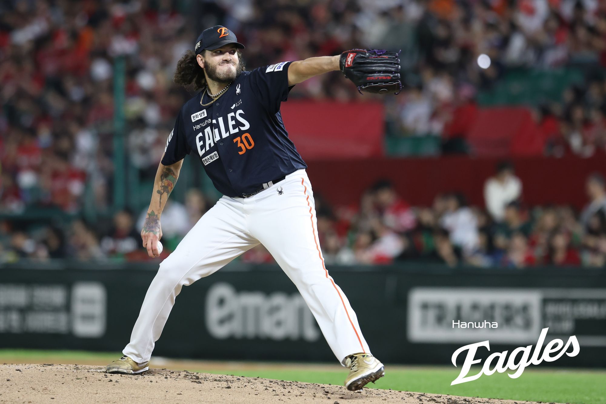 한화 이글스 코디 폰세는 1일 인천SSG랜더스필드에서 열린 2025 신한 SOL Bank KBO리그 SSG 랜더스와의 원정경기에서 선발투수로 등판해 SSG 랜더스 드류 앤더슨을 제치고 탈삼진 부문 단독 1위를 탈환, 사실상 4관왕을 확정했다. 한화 이글스