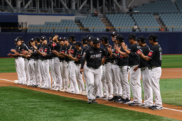 KT 위즈 2군이 1일 서울 고척스카이돔에서 열린 2025 신한 SOL Bank KBO리그 국군체육부대(상무)와의 2025 퓨처스리그 챔피언 결정전에서 승리, 초대 우승의 영예를 안았다. 사진 KBO 제공