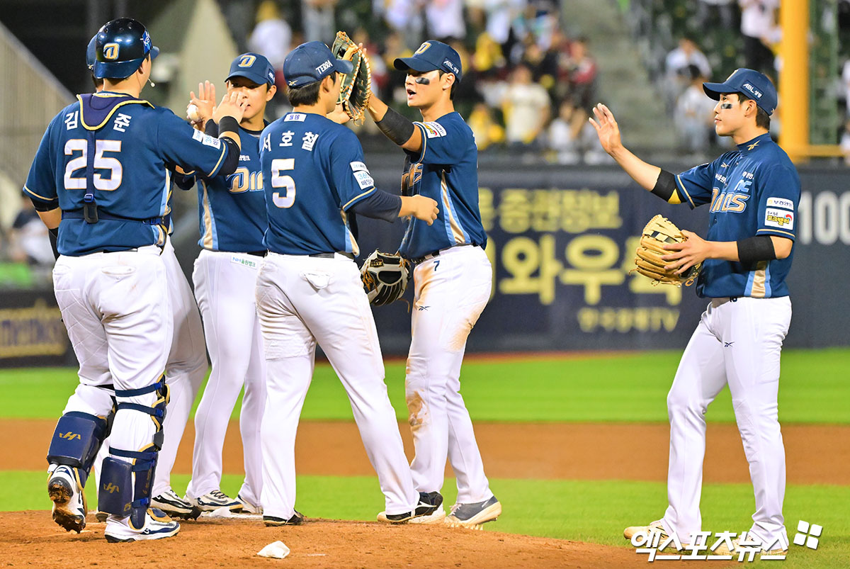 1일 오후 서울 송파구 잠실야구장에서 열린 '2025 신한 SOL Bank KBO리그' NC 다이노스와 LG 트윈스의 경기, NC가 LG에 7:3으로 승리하며 8연승을 기록했다. 이날 경기에서 승리한 NC 선수들이 기뻐하고 있다. 엑스포츠뉴스 잠실, 김한준 기자