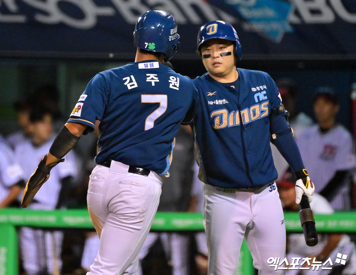 1일 오후 서울 송파구 잠실야구장에서 열린 '2025 신한 SOL Bank KBO리그' NC 다이노스와 LG 트윈스의 경기, 8회초 1사 만루 NC 김주원이 데이비슨의 1타점 희생플라이때 득점에 성공하고 있다. 엑스포츠뉴스 잠실, 김한준 기자