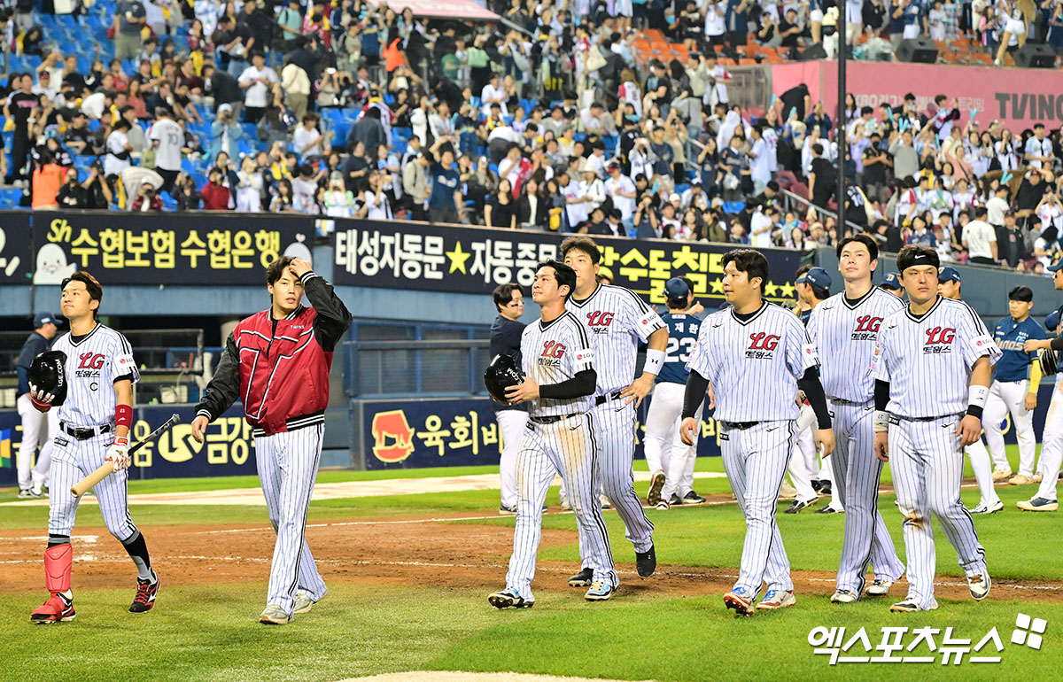 1일 오후 서울 송파구 잠실야구장에서 열린 '2025 신한 SOL Bank KBO리그' NC 다이노스와 LG 트윈스의 경기, NC가 LG에 7:3으로 승리하며 8연승을 기록했다.  경기종료 후 LG 선수단이 그라운드를 빠져나가고 있다. 엑스포츠뉴스 잠실, 김한준 기자