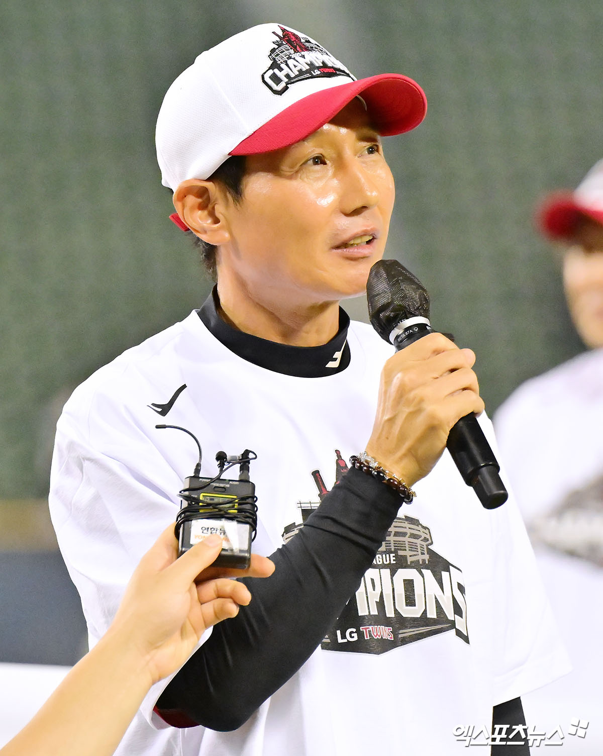 1일 오후 서울 송파구 잠실야구장에서 열린 '2025 신한 SOL Bank KBO리그' NC 다이노스와 LG 트윈스의 경기, 정규시즌 우승을 확정지은 LG 염경엽 감독이 소감을 말하고 있다. 엑스포츠뉴스 잠실, 김한준 기자