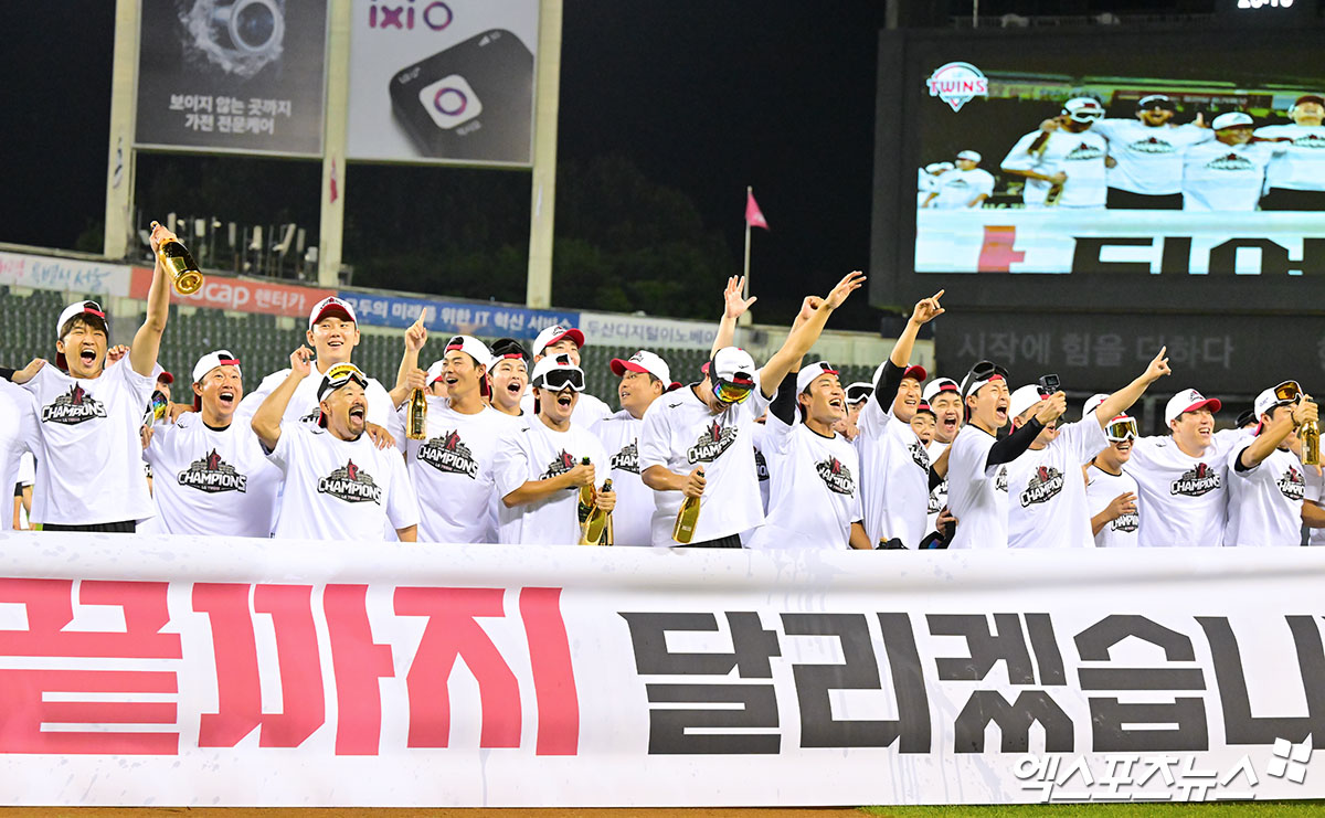 1일 오후 서울 송파구 잠실야구장에서 열린 '2025 신한 SOL Bank KBO리그' NC 다이노스와 LG 트윈스의 경기, 정규시즌 우승을 확정지은 LG 선수들이 기뻐하고 있다. 엑스포츠뉴스 잠실, 김한준 기자
