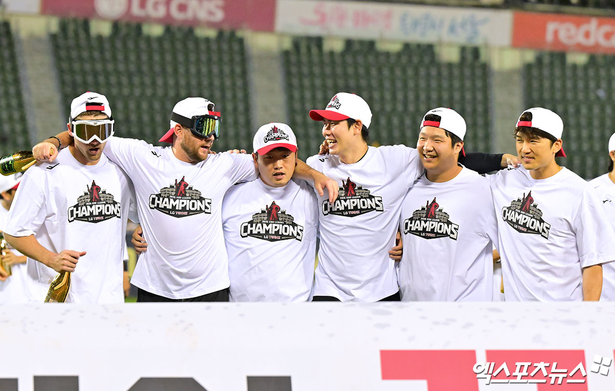 1일 오후 서울 송파구 잠실야구장에서 열린 '2025 신한 SOL Bank KBO리그' NC 다이노스와 LG 트윈스의 경기, 정규시즌 우승을 확정지은 LG 선수들이 기뻐하고 있다. 엑스포츠뉴스 잠실, 김한준 기자