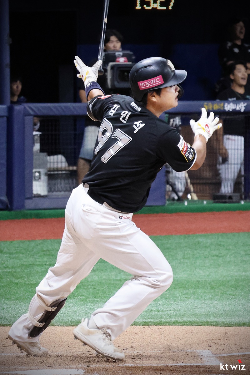 KT 위즈 포수 김민석이 10월 1일 서울 고척스카이돔에서 열린 국군체육부대(상무)와의 2025 퓨처스리그 챔피언 결정전에서 MVP를 수상했다. 사진 KT 위즈 제공