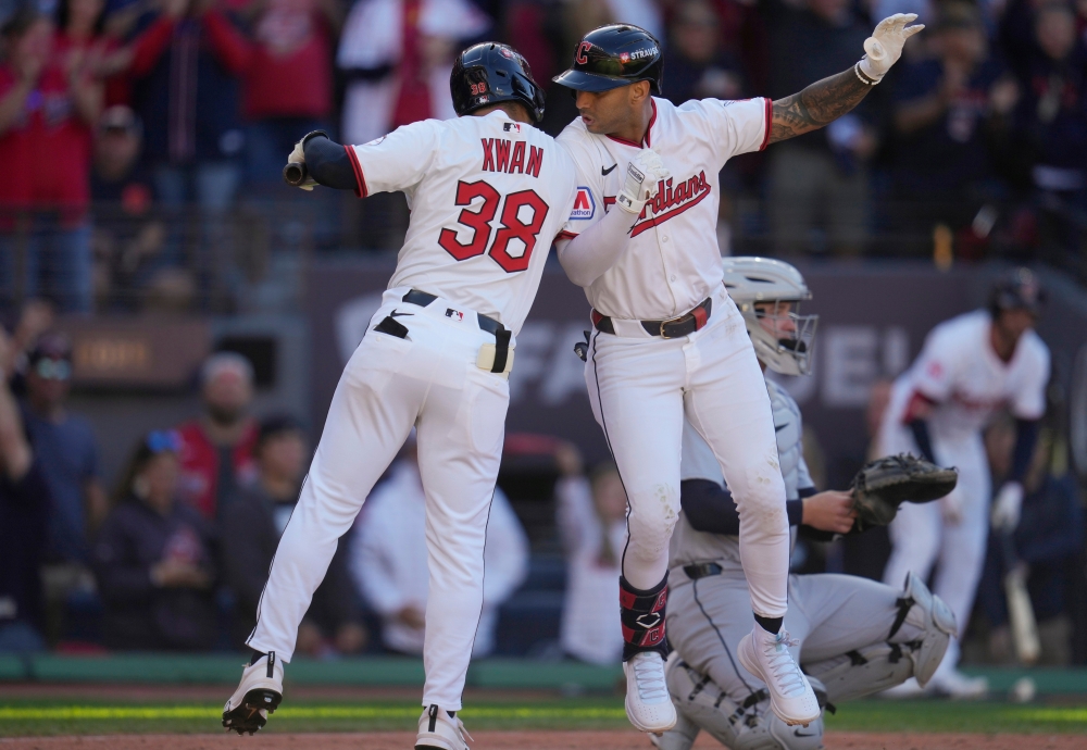 2일(한국시간) 미국 오하이오주 클리블랜드의 프로그레시브필드에서 열린 2025 미국 메이저리그(MLB) 포스트시즌 아메리칸리그 와일드카드(ALWC·3전 2선승제) 디트로이트 타이거즈와 클리블랜드 가디언스의 경기, 8회말 1사 클리블랜드 브라이언 로키오가 1점 홈런을 친 뒤 스티븐 콴과 기쁨을 나누고 있다. AP 연합뉴스