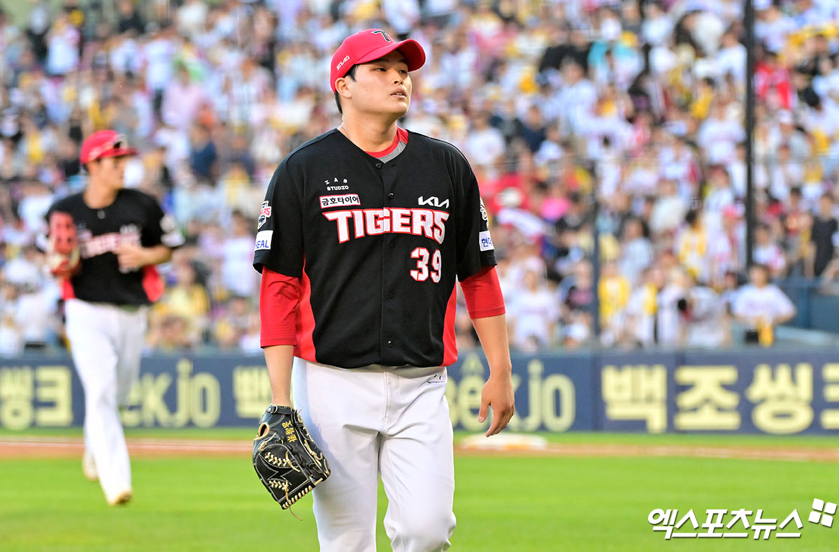 29일 오후 서울 송파구 잠실야구장에서 열린 '2025 신한 SOL Bank KBO리그' KIA 타이거즈와 LG 트윈스의 경기, 7회말 수비를 마친 KIA 최지민이 더그아웃으로 향하고 있다. 엑스포츠뉴스 DB