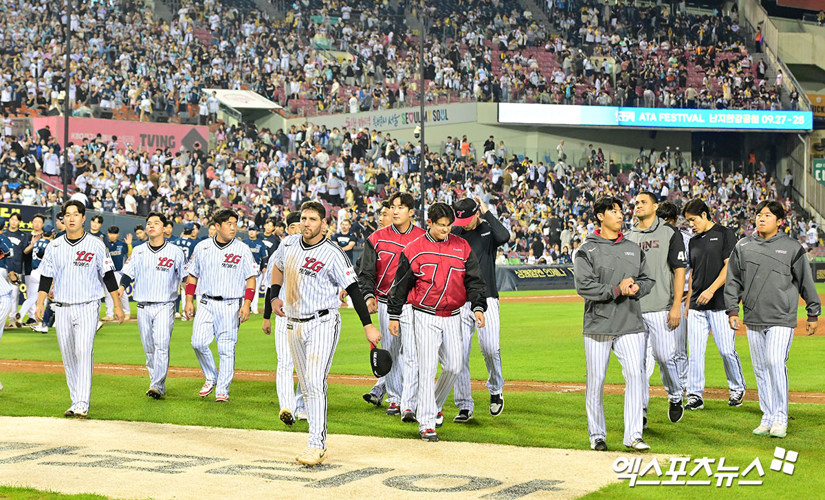 1일 오후 서울 송파구 잠실야구장에서 열린 '2025 신한 SOL Bank KBO리그' NC 다이노스와 LG 트윈스의 경기, NC가 LG에 7:3으로 승리하며 8연승을 기록했다.  경기종료 후 LG 선수단이 그라운드를 빠져나가고 있다. 엑스포츠뉴스 잠실, 김한준 기자
