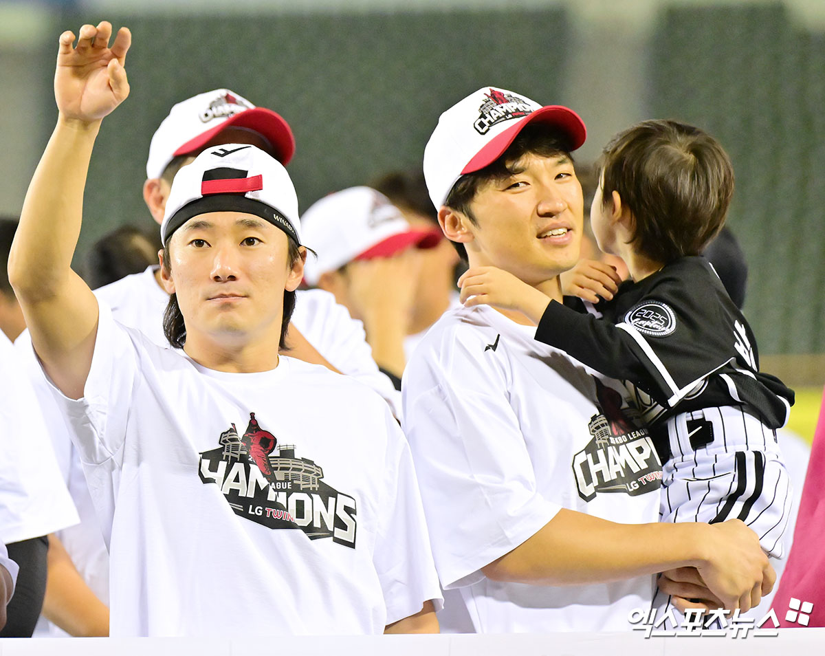  1일 오후 서울 송파구 잠실야구장에서 열린 '2025 신한 SOL Bank KBO리그' NC 다이노스와 LG 트윈스의 경기, 정규시즌 우승을 확정지은 LG 신민재와 박해민이 기뻐하고 있다. 엑스포츠뉴스 잠실, 김한준 기자