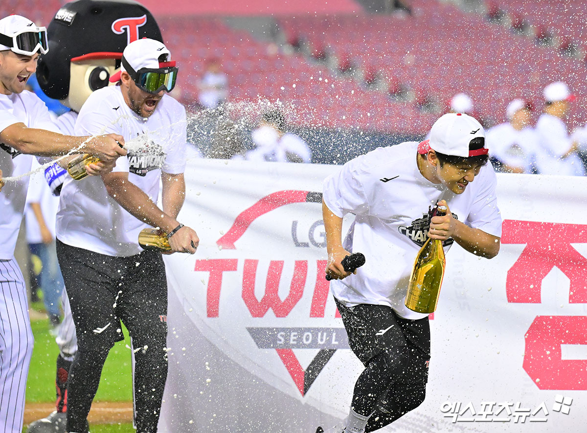 1일 오후 서울 송파구 잠실야구장에서 열린 '2025 신한 SOL Bank KBO리그' NC 다이노스와 LG 트윈스의 경기, LG가 NC에 3:7로 패했지만 한화가 SSG에 5:6으로 패하면서 매직넘버가 사리지며 정규시즌 우승을 확정지었다.  LG 박해민이 샴페인을 맞고 있다. 엑스포츠뉴스 잠실, 김한준 기자