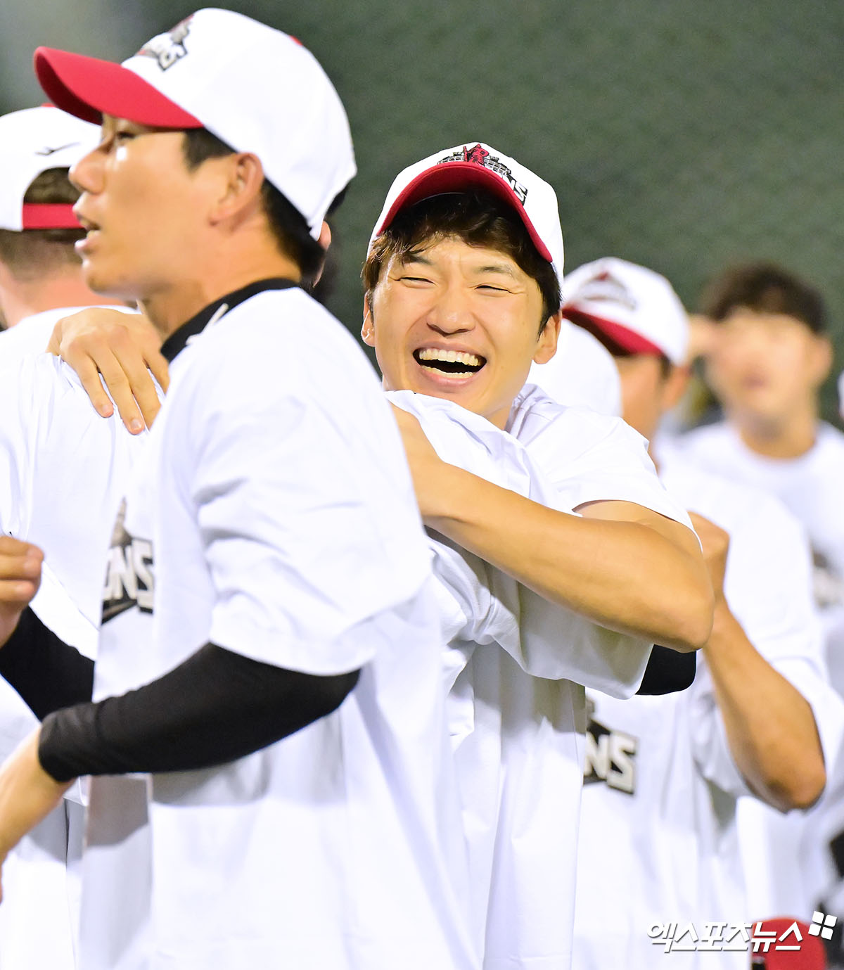 1일 오후 서울 송파구 잠실야구장에서 열린 '2025 신한 SOL Bank KBO리그' NC 다이노스와 LG 트윈스의 경기, LG가 NC에 3:7로 패했지만 한화가 SSG에 5:6으로 패하면서 매직넘버가 사리지며 정규시즌 우승을 확정지었다.  LG 박해민이 기뻐하고 있다. 엑스포츠뉴스 잠실, 김한준 기자